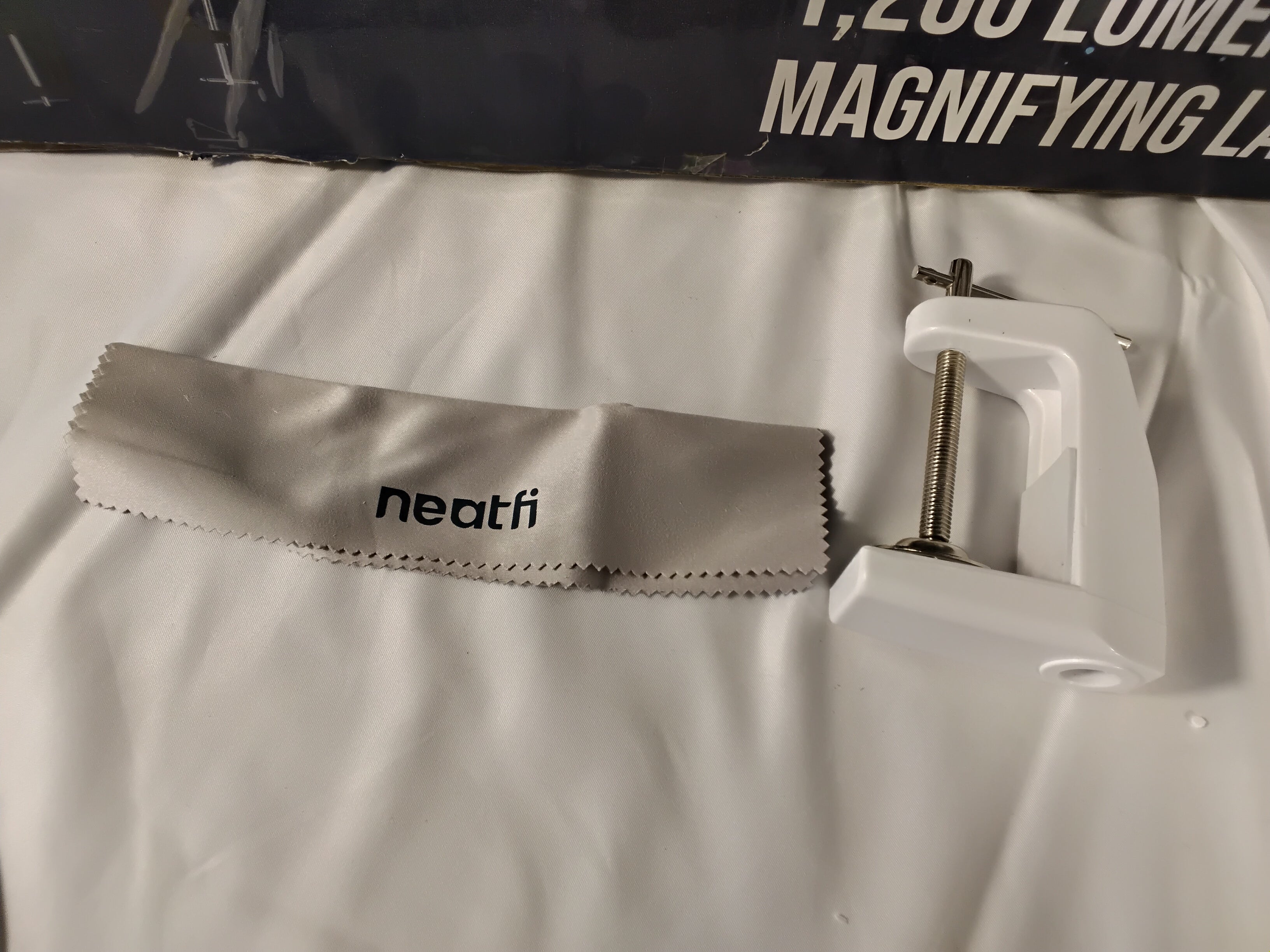 Neatfi Lampada LED con Lente d'Ingrandimento 1.200 Lumen | Braccio Orientabile con Morsetto | Bianca | Nuova
