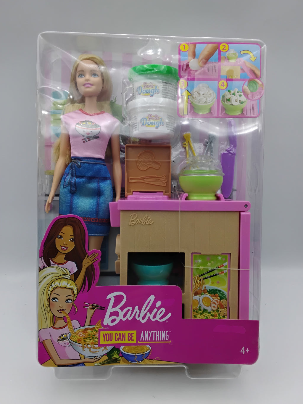 🍜BARBIE NOODLE BAR GHK43, BAMBOLA CON CUCINA PER NOODLE, PASTA DA MODELLARE, ACCESSORI, 4+ ANNI, NUOVA