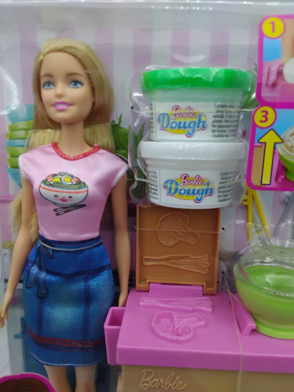 🍜BARBIE NOODLE BAR GHK43, BAMBOLA CON CUCINA PER NOODLE, PASTA DA MODELLARE, ACCESSORI, 4+ ANNI, NUOVA