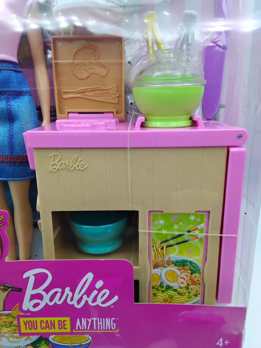 🍜BARBIE NOODLE BAR GHK43, BAMBOLA CON CUCINA PER NOODLE, PASTA DA MODELLARE, ACCESSORI, 4+ ANNI, NUOVA