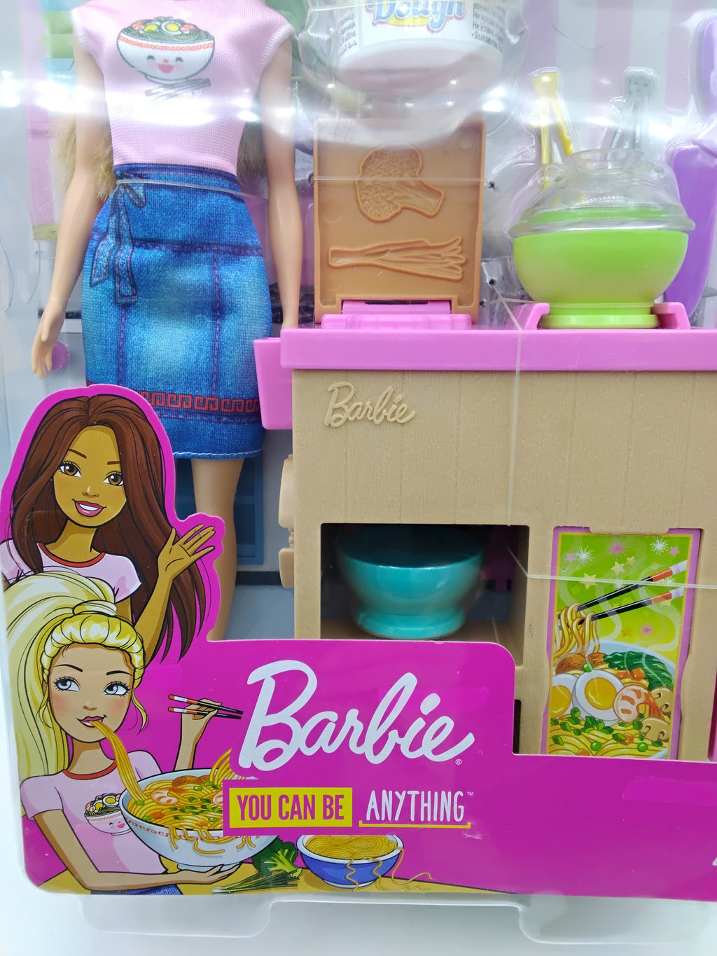 🍜BARBIE NOODLE BAR GHK43, BAMBOLA CON CUCINA PER NOODLE, PASTA DA MODELLARE, ACCESSORI, 4+ ANNI, NUOVA