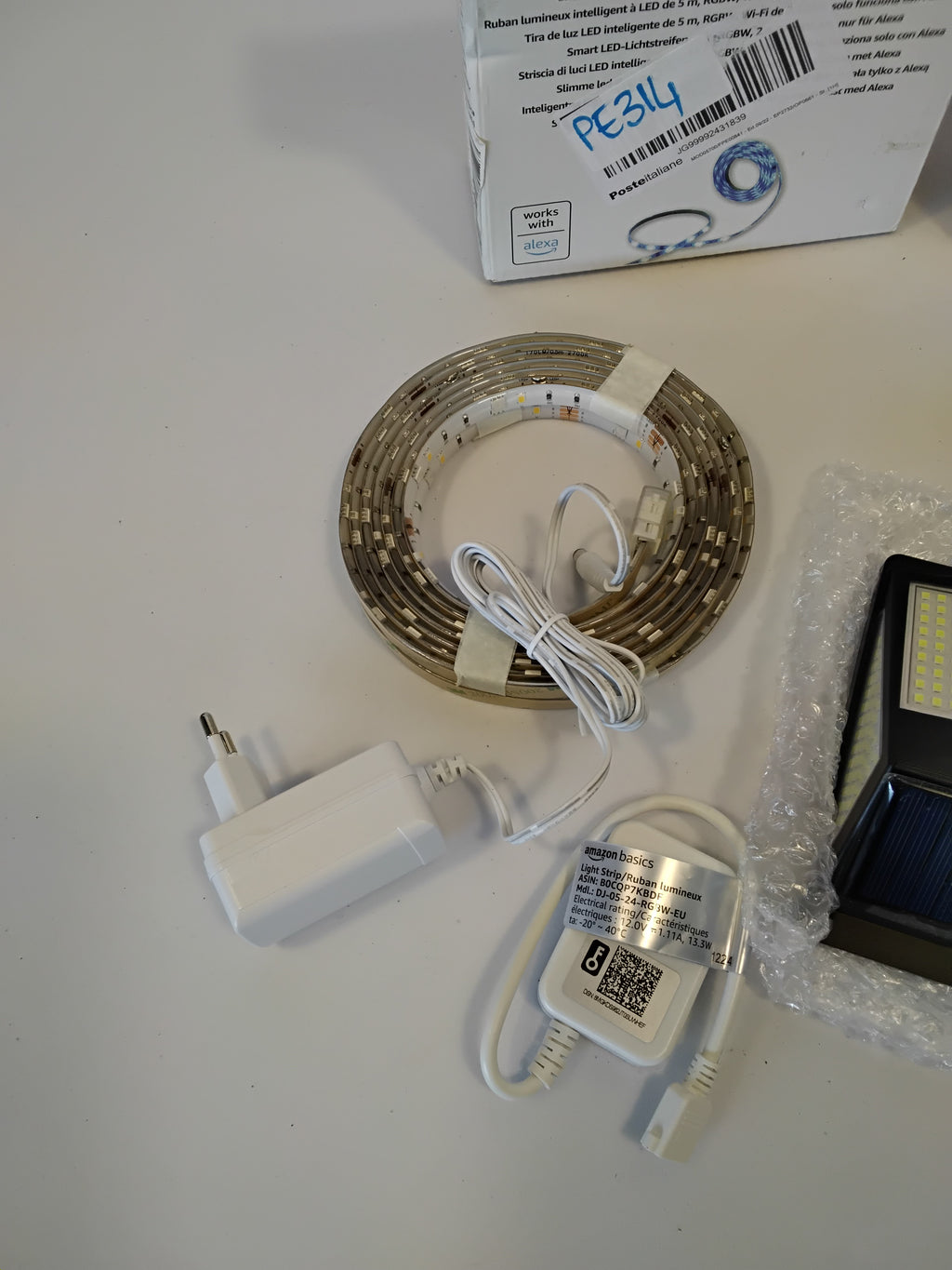 SET ILLUMINAZIONE: STRISCIA LED SMART AMAZON BASICS RGBW (5M) + SET 2 FARETTI SOLARI DA ESTERNO AGOTD CON SENSORE DI MOVIMENTO NUOVI