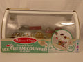 🍦 Melissa & Doug Scoop Serve Ice Cream Counter, banco gelateria in legno da 28 pezzi, per bambini dai 3 anni.Nuovo