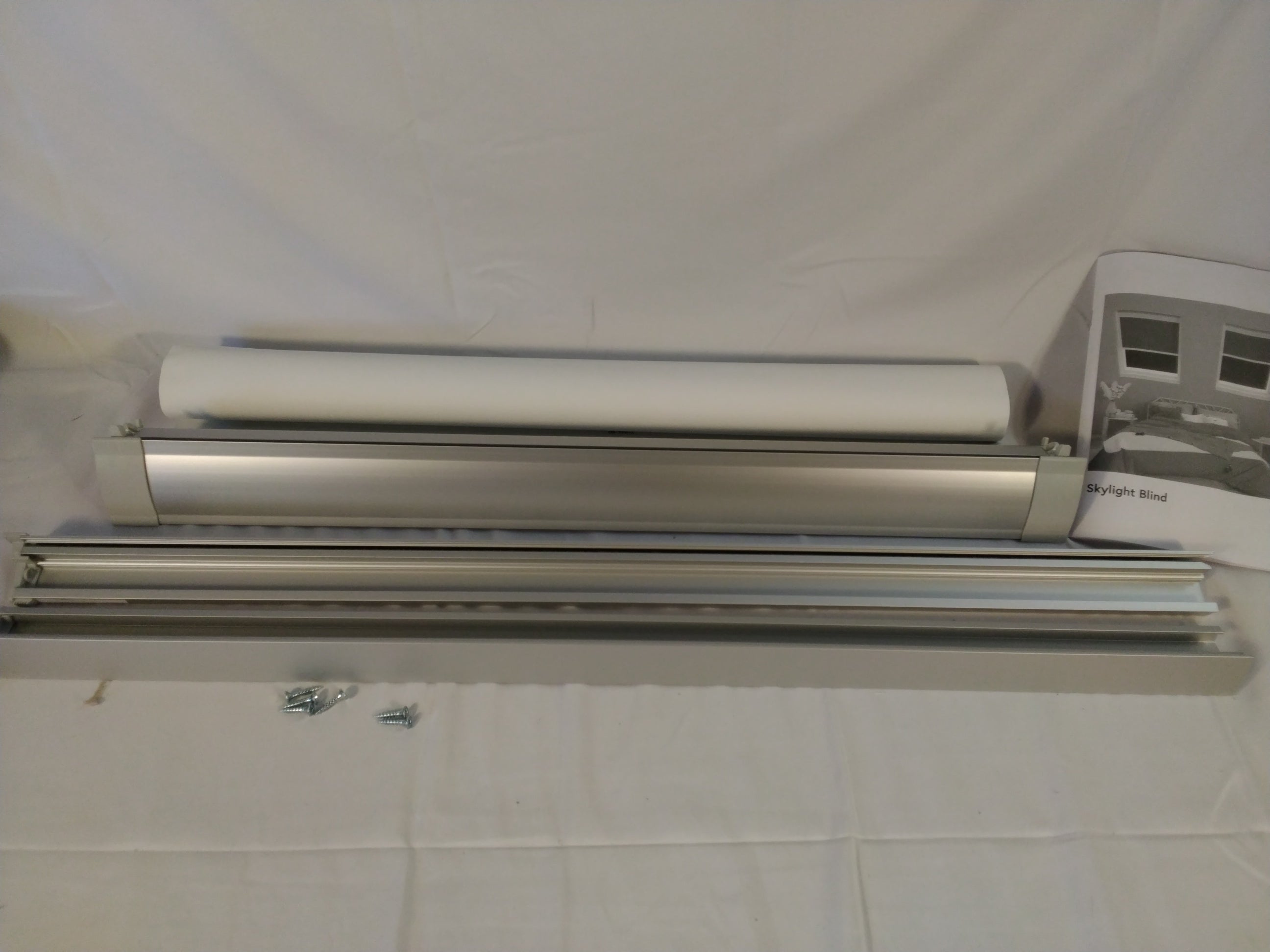 Bloc Skylight Blind Tenda Oscurante per Lucernario 114 × 60 cm | Con Guide Laterali in Alluminio | Nuova e Completa  Descrizione