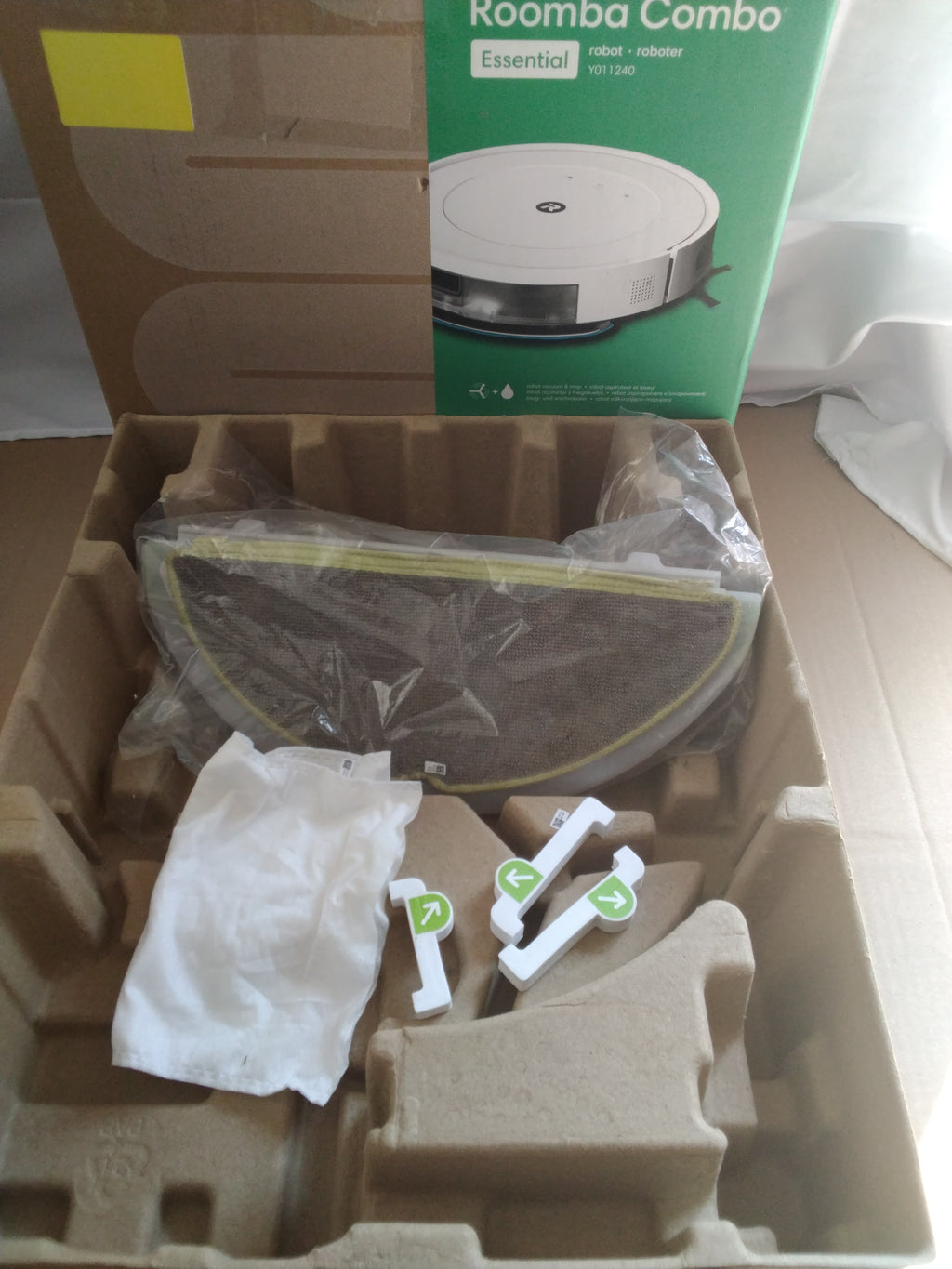 iRobot Roomba Combo Essential Robot Aspirapolvere e Lavapavimenti | Bianco | Usato Come Nuovo