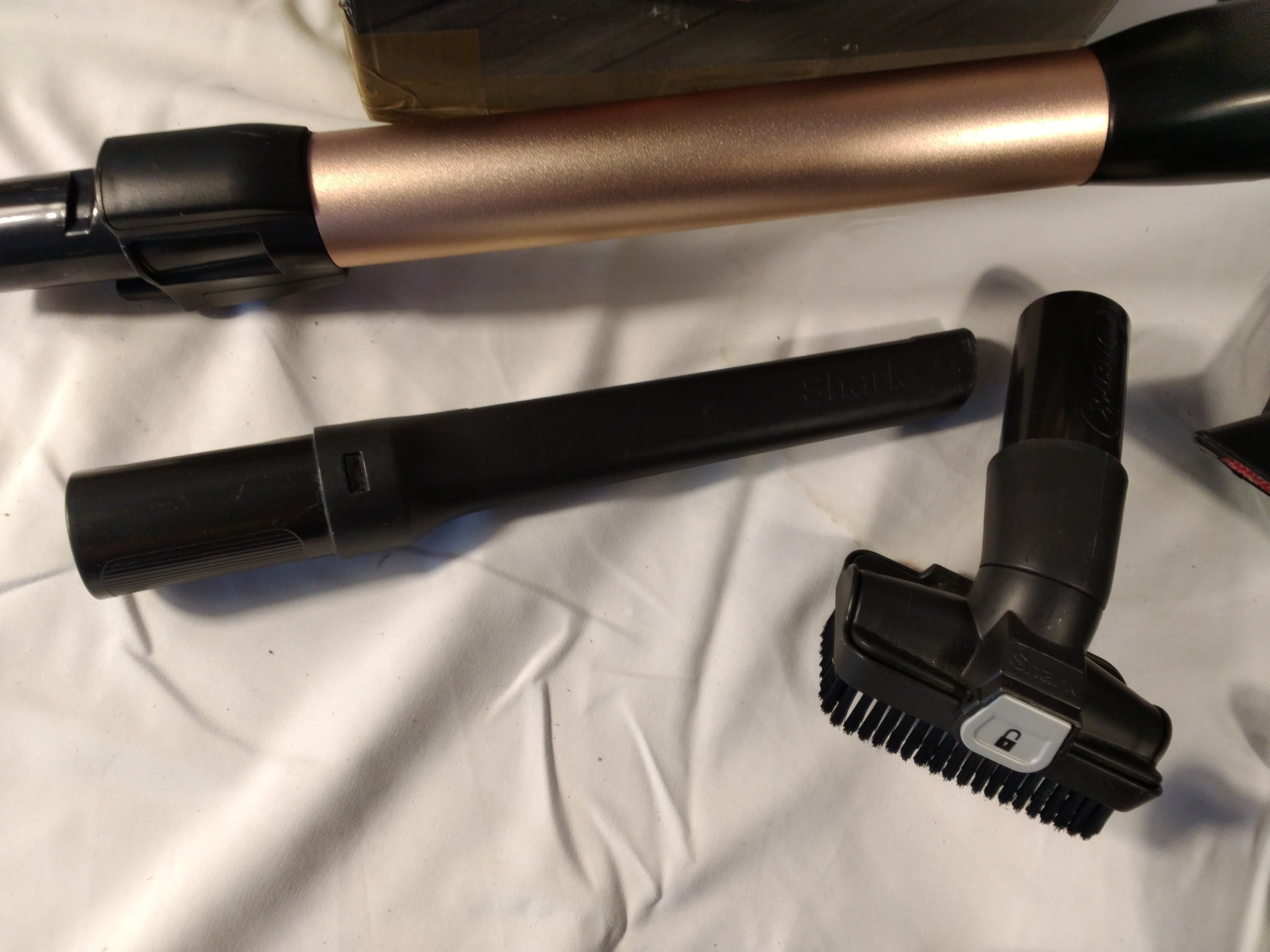 Shark HZ500EU Aspirapolvere a Filo con Tecnologia DuoClean, Flexology e Anti Hair Wrap | Nero/Rame Usato