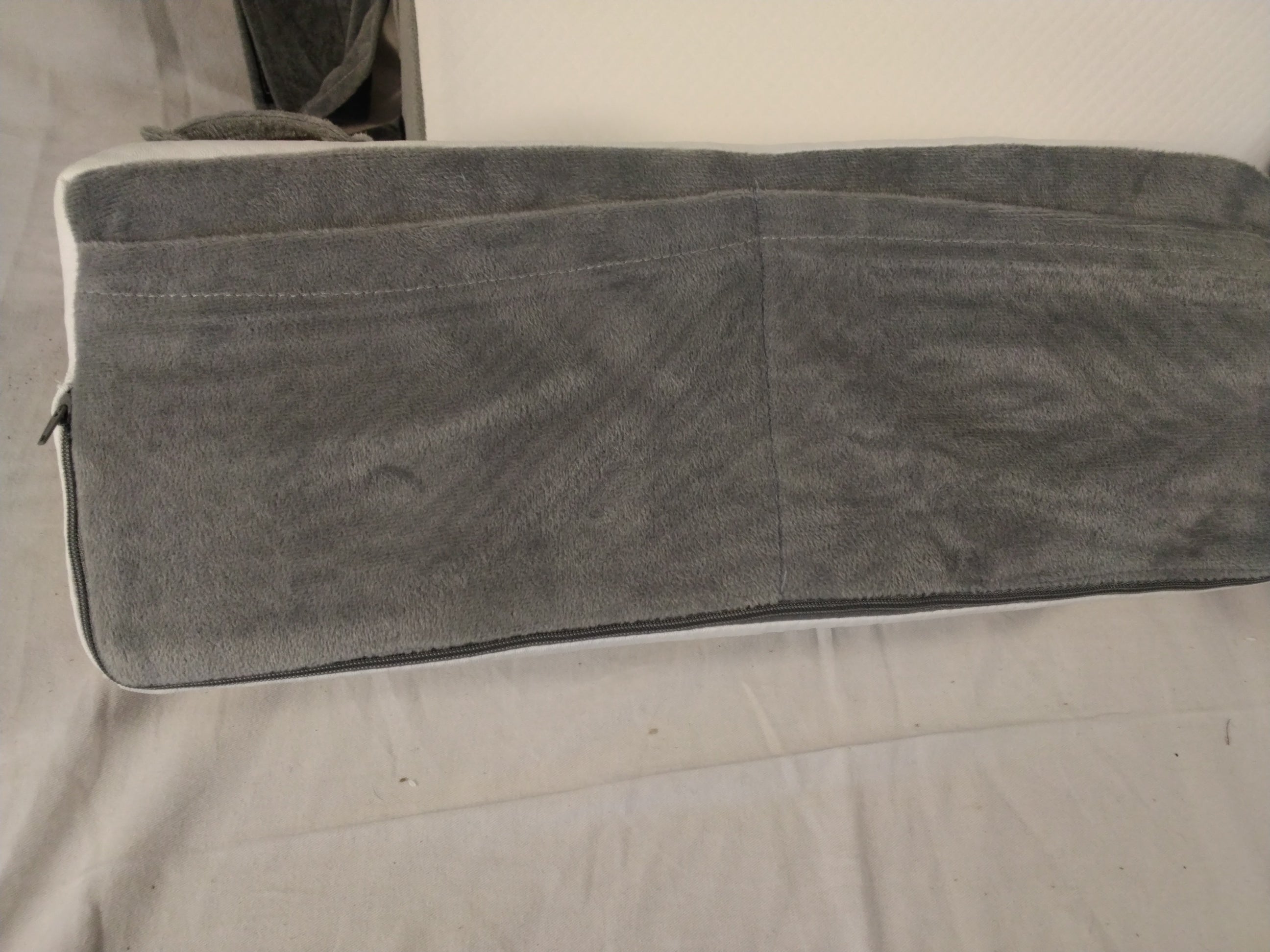Cuscino Ergonomico per Lettura a Letto con Braccioli e Poggiatesta in Memory Foam | Grigio/Bianco | Come Nuovo