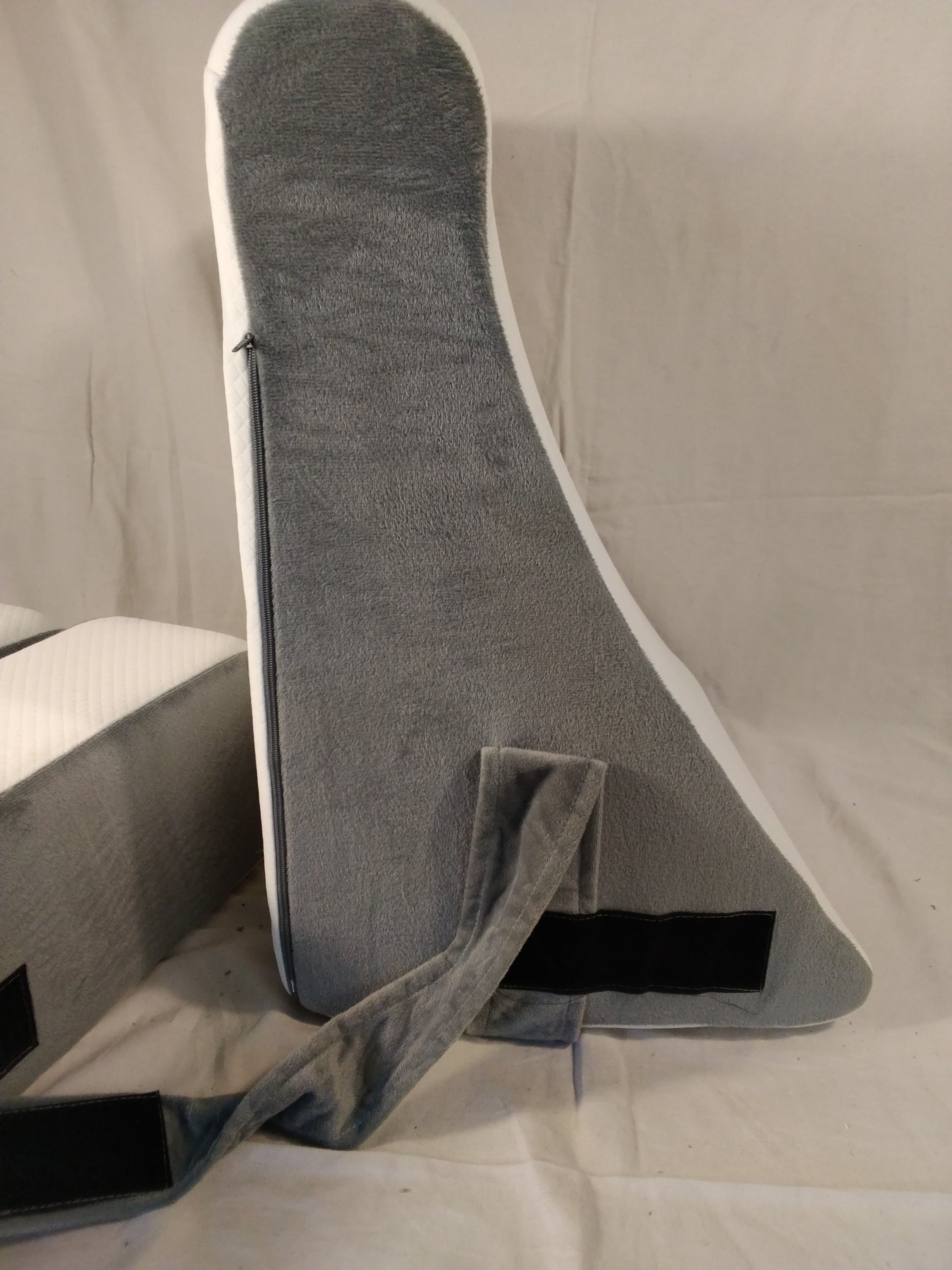 Cuscino Ergonomico per Lettura a Letto con Braccioli e Poggiatesta in Memory Foam | Grigio/Bianco | Come Nuovo