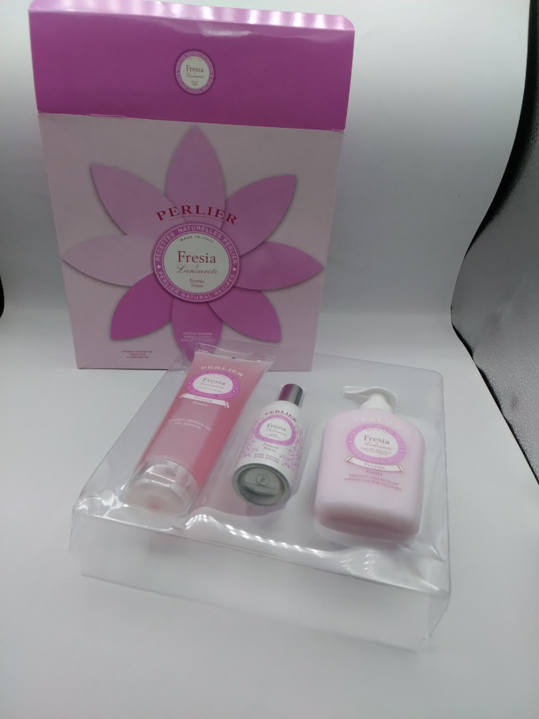 🌸PERLIER FRESIA DI LANZAROTE COFANETTO REGALO, DOCCIA SCHIUMA 250 ML, SAPONE LIQUIDO VELLUTANTE 300 ML, ELISIR DI PROFUMO 100 ML, FRAGRANZA FLOREALE, MADE IN ITALY, NUOVO